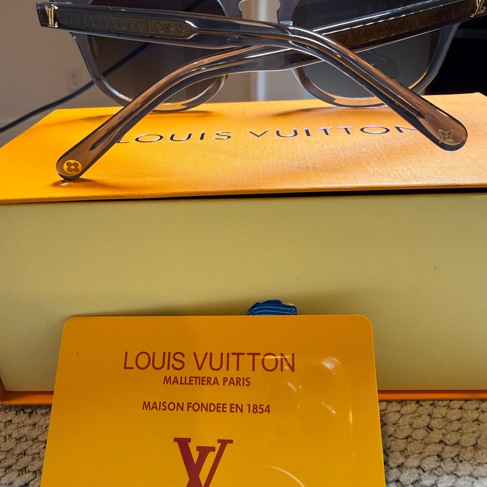 Louis Vuitton Brown Gradient Round Sunglasses NWT - image 8